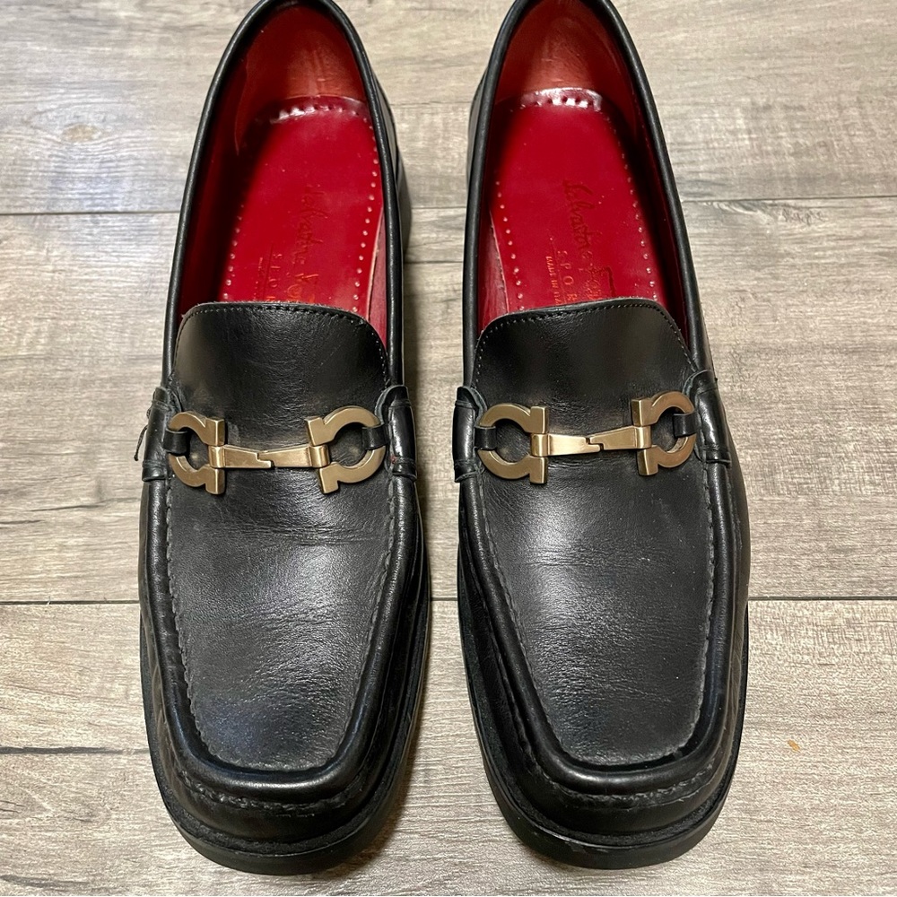 Salvatore Ferragamo Black Leather Loafers with Gold Link Sz8 N Sport Style